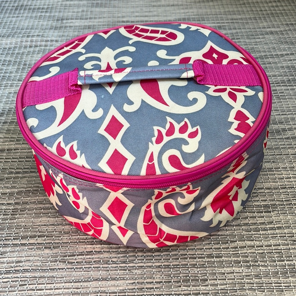 Round insulated lunch bag.
